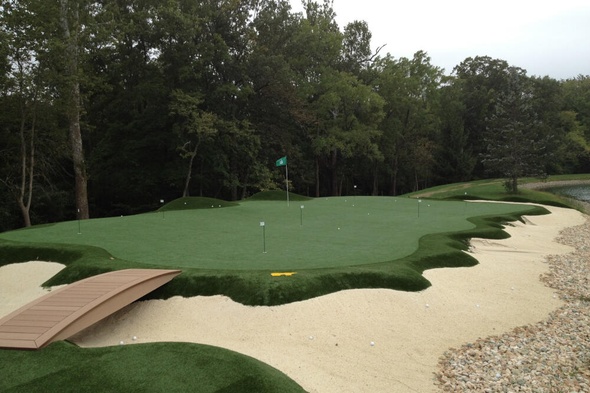 Jacksonville artificial putting green with natural surroundings